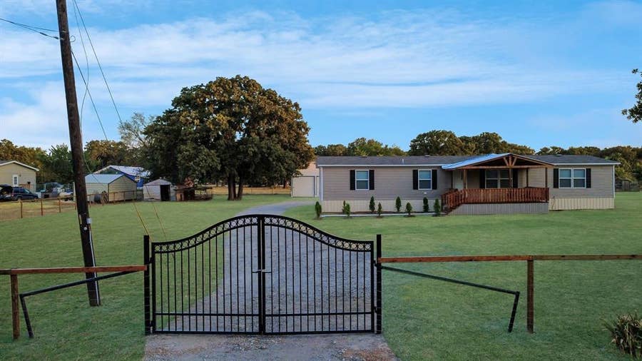 Property photo for 1800 County Road 2105, Kemp, TX