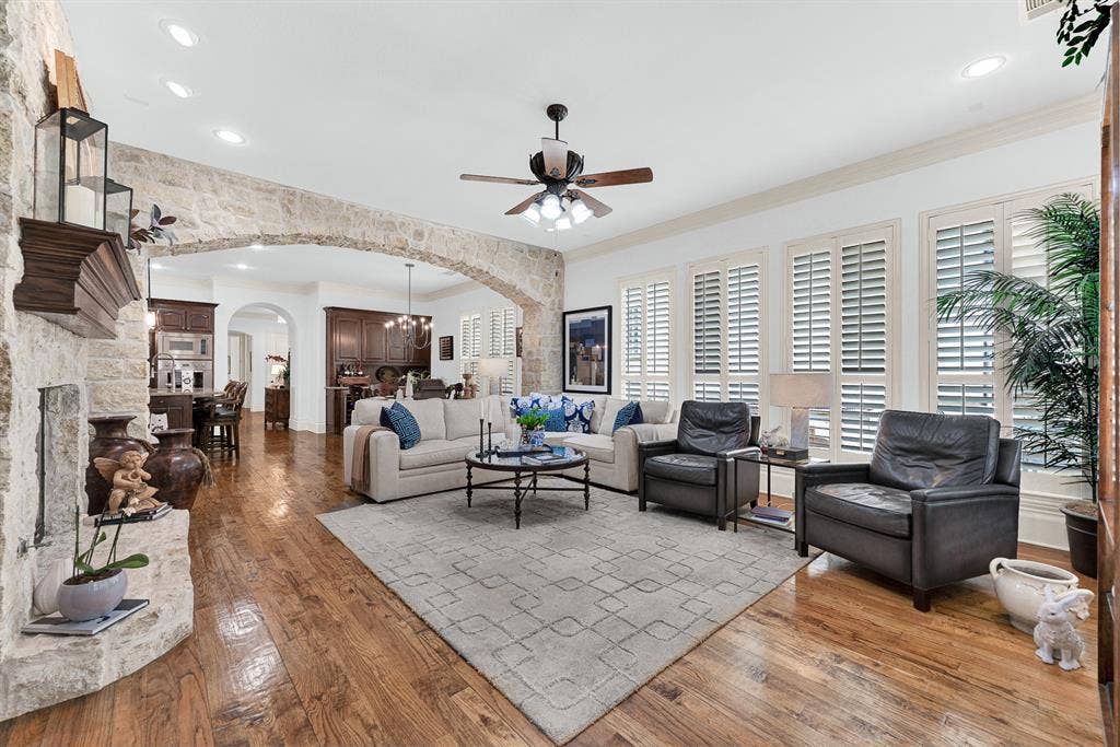 7032 PORTOBELLO Drive, Plano, TX 75024 The grand masonry passage creates a warm boundary while keeping sightlines open to the heart of the home. Settle in for effortless conversations with guests as prep work continues nearby.