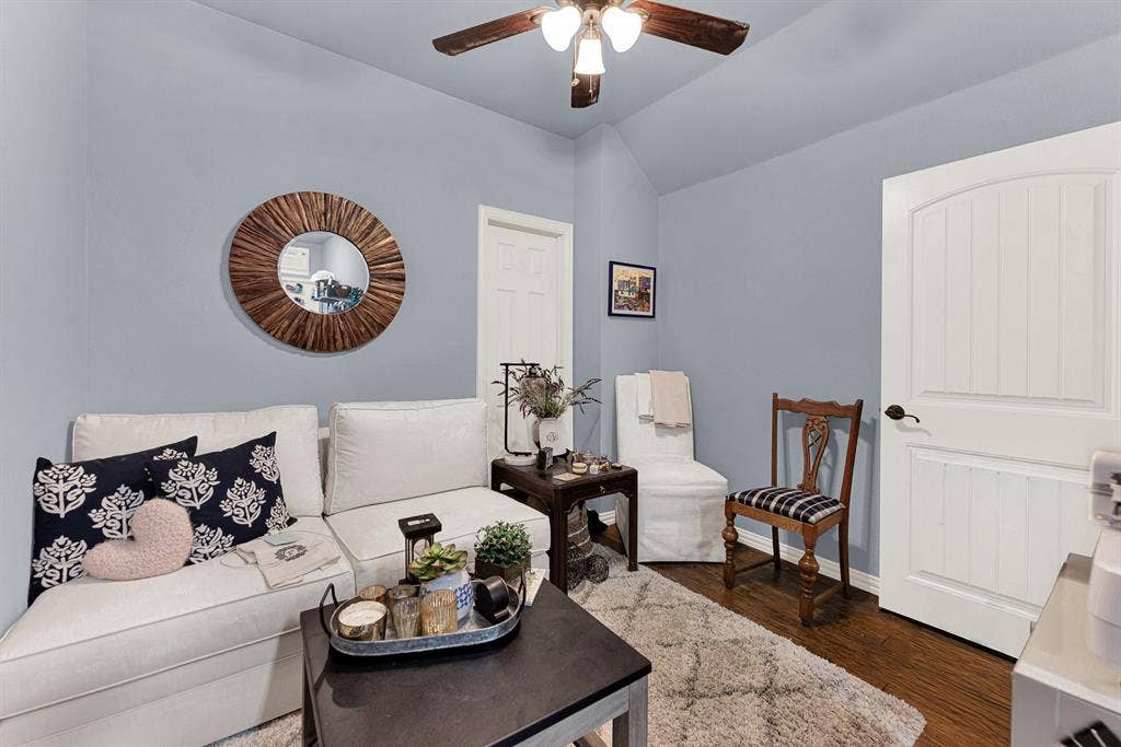 7032 PORTOBELLO Drive, Plano, TX 75024 Soft gray walls accentuate the cozy architectural nooks, creating a secluded retreat tucked away upstairs. Retreat here for a peaceful evening escape to catch up on favorite shows or unwind.