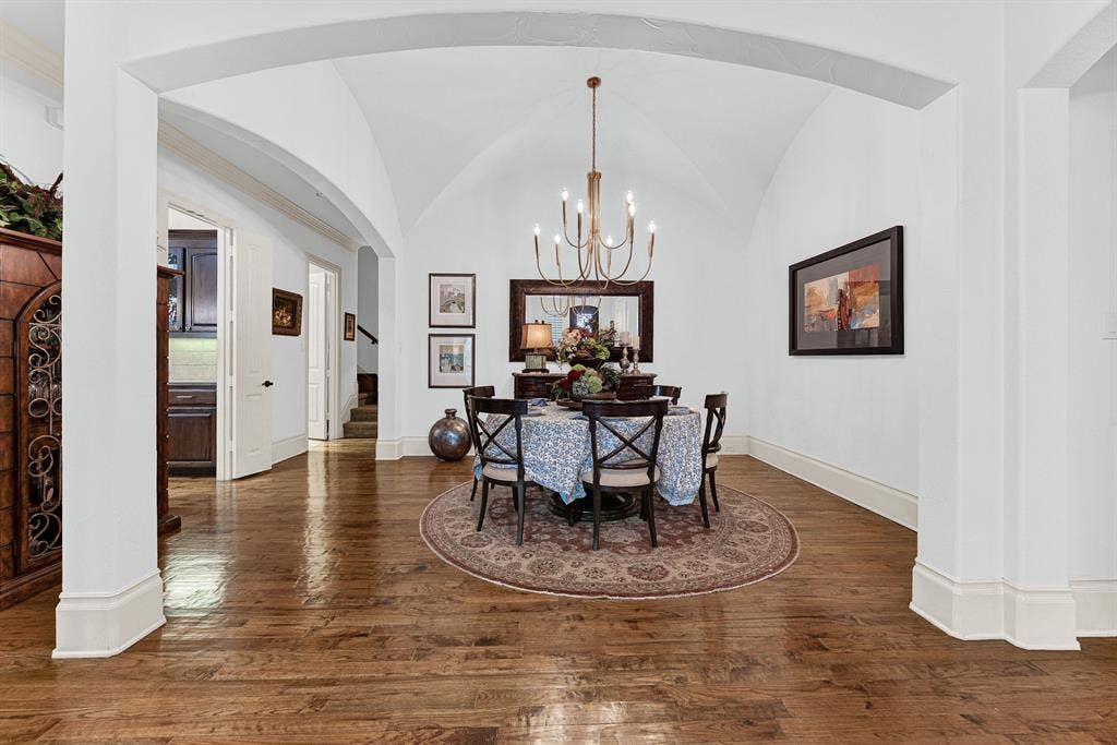 7032 PORTOBELLO Drive, Plano, TX 75024 Prominent square columns establish a sense of refined enclosure while keeping the floor plan airy and connected. Picture lingering long after dessert over late-night drinks, enjoying the room's serene, open atmosphere.