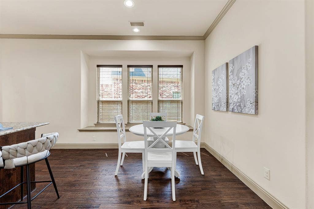 7013 BROOK FOREST Circle, Plano, TX 75024 A deep picture ledge frames a trio of multi-pane windows, channeling bright exterior illumination directly into the casual dining enclave. Envision peaceful weekday breakfasts here, sipping hot tea while reviewing the morning paper in gentle sun.