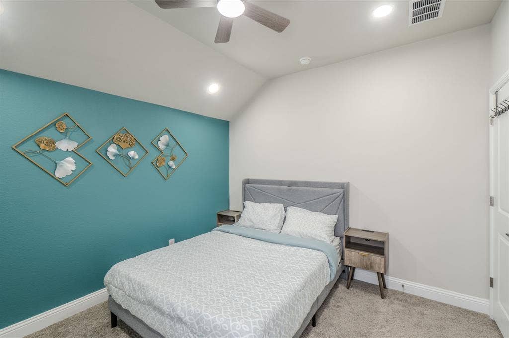 Vaulted ceiling with a ceiling fan, recessed lighting, and wall-to-wall carpeting