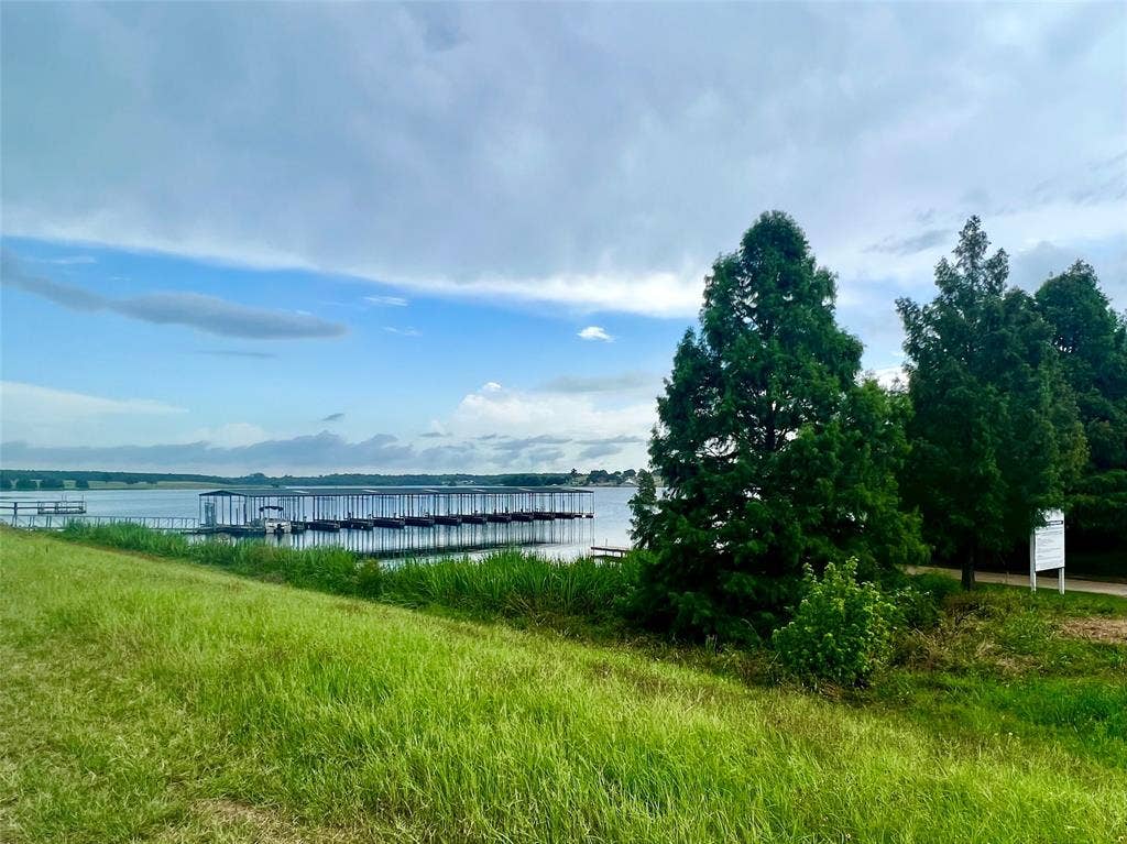 309 Grand View Drive, Athens, TX 75752