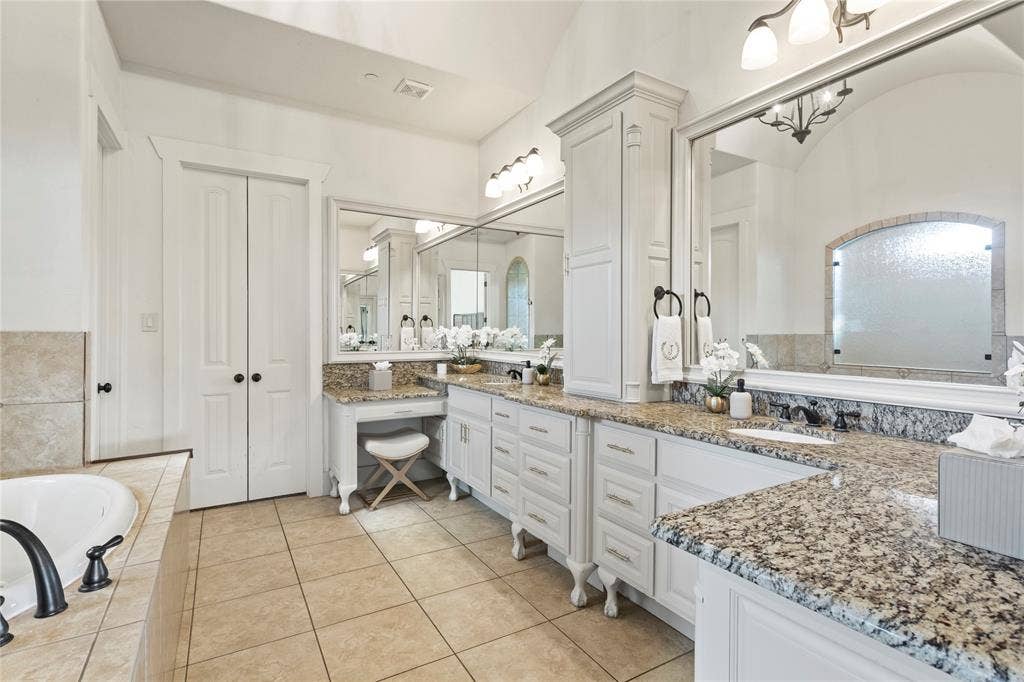 623 Calm Water Cove, Princeton, TX 75407 Dual vanities with granite countertops and undermount sinks