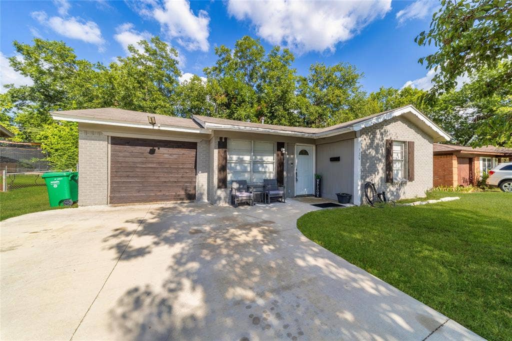 726 Royal Crest, Mesquite, TX 75149 Ranch-style home featuring a garage, brick siding, and driveway