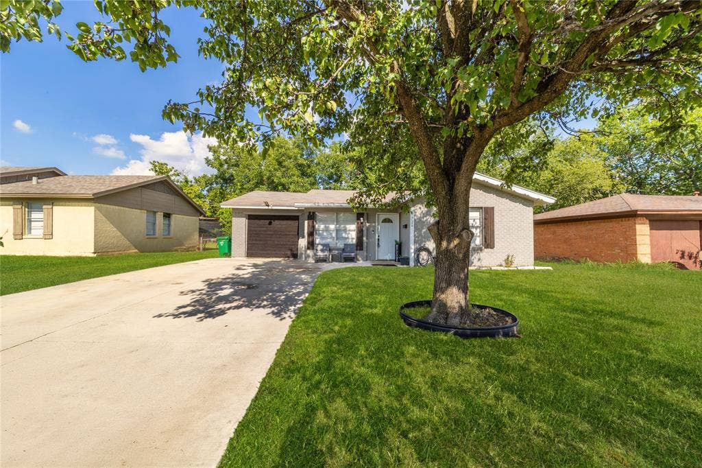 726 Royal Crest, Mesquite, TX 75149 Ranch-style house with concrete driveway, a garage, and a front lawn