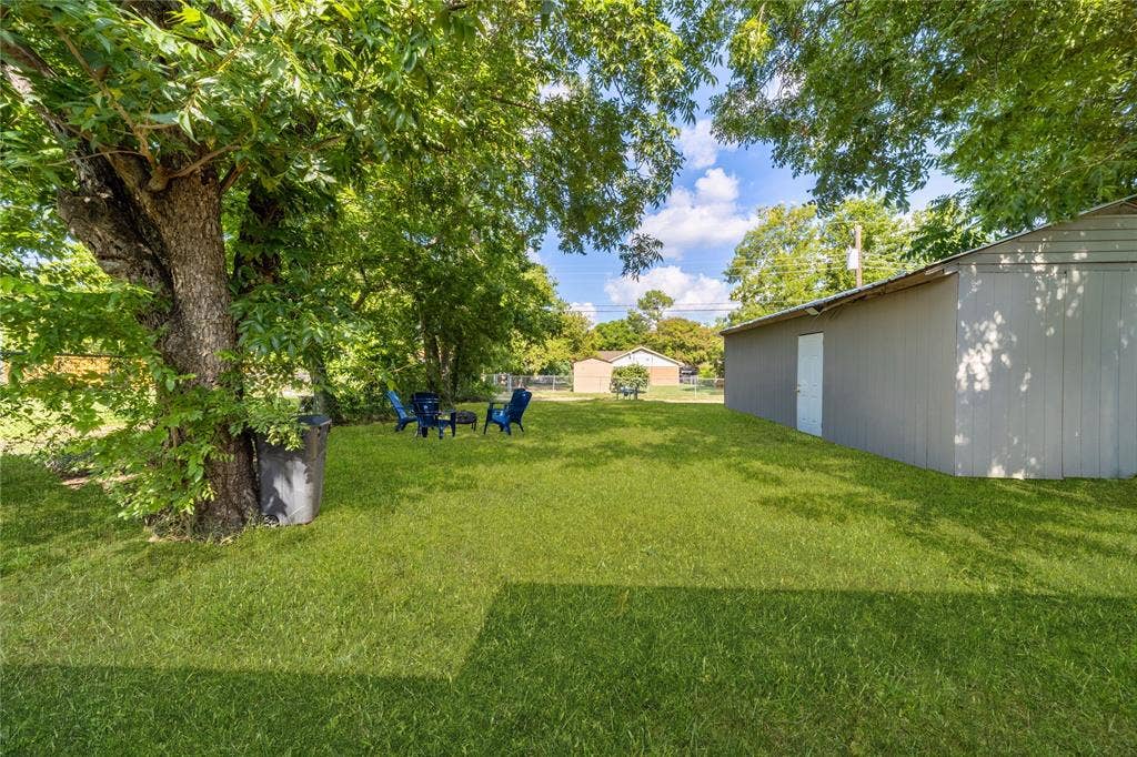 726 Royal Crest, Mesquite, TX 75149 View of yard