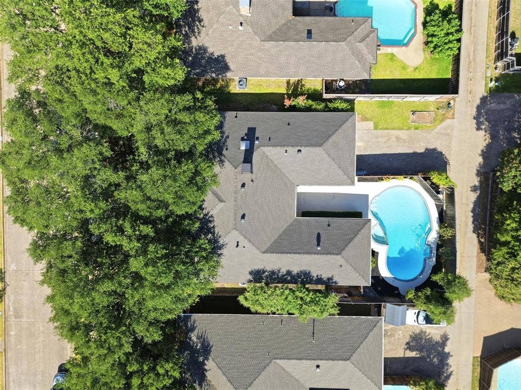2411 Aspen Street, Richardson, TX 75082 Irregularly shaped swimming pool with integrated spa