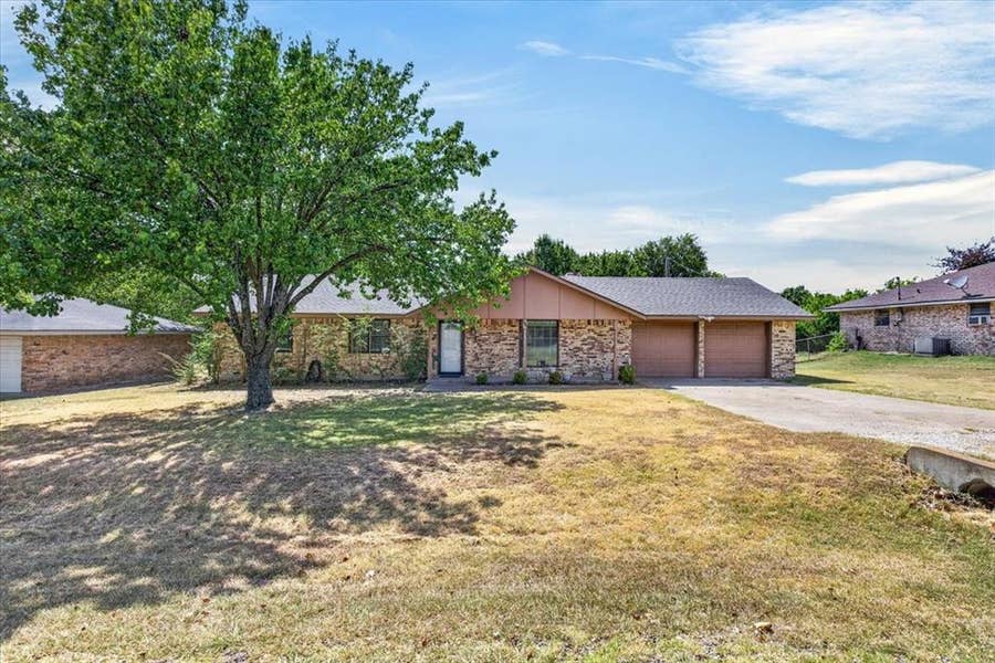 Property photo for 164 Creekview Drive E, Red Oak, TX