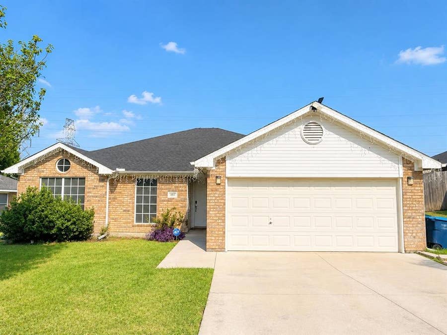Property photo for 1817 Canterbury Circle, Fort Worth, TX