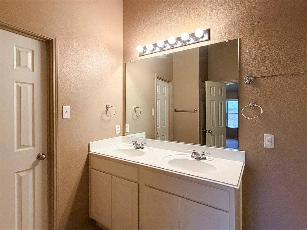 633 Canoe Way, Crowley, TX 76036 633 Canoe Way, Crowley, TX 76036