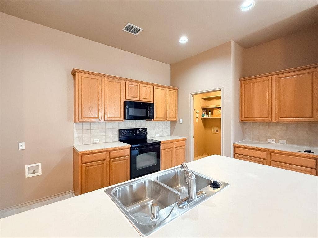 633 Canoe Way, Crowley, TX 76036 633 Canoe Way, Crowley, TX 76036