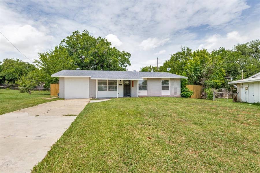 Property photo for 3221 Ridgeview Circle, Irving, TX