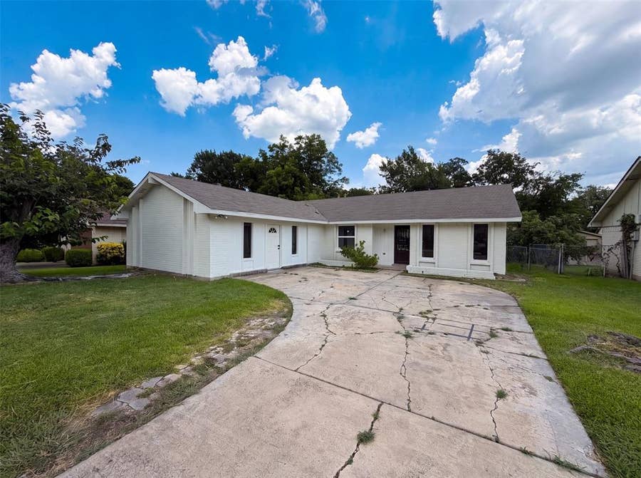 Property photo for 414 Meadowhill Drive, Garland, TX