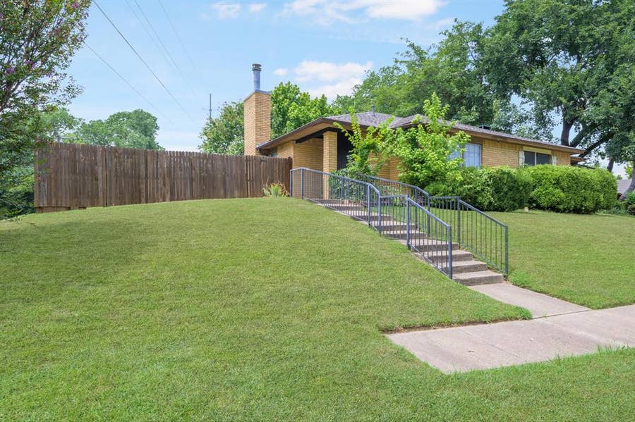 Property photo for 2114 Valleywood Drive, Arlington, TX