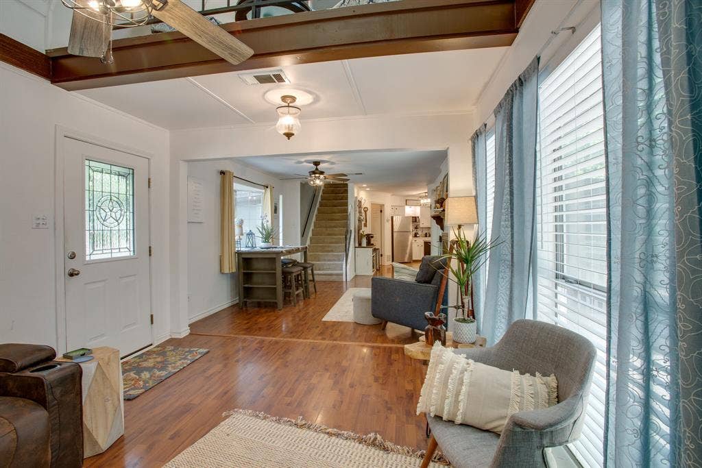 137 Oak Haven Drive, Gun Barrel City, TX 75156 with vaulted ceiling