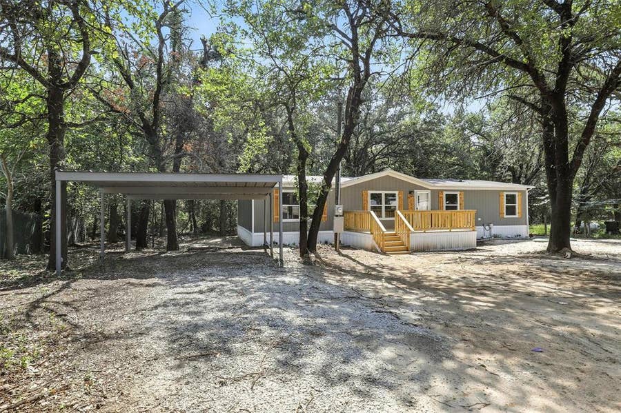 Property photo for 131 Kelly Court, Azle, TX