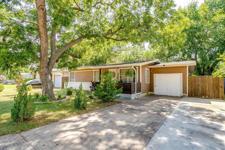 Property photo for 702 Lombardy Lane, Arlington, TX