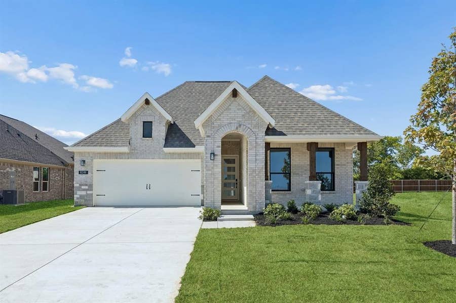 Property photo for 1019 Goldenrod Drive, Justin, TX