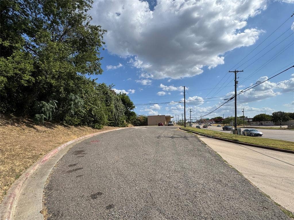 322 N Belt Line Road, Grand Prairie, TX 75050 322 N Belt Line Road, Grand Prairie, TX 75050