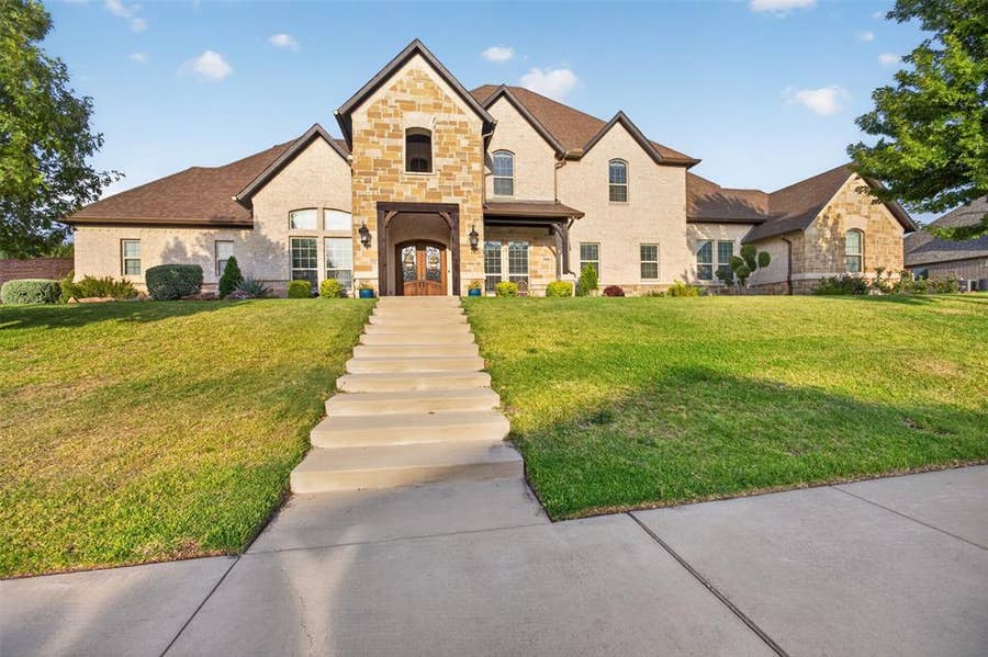 Property photo for 1100 Stone Ridge Lane, DeSoto, TX
