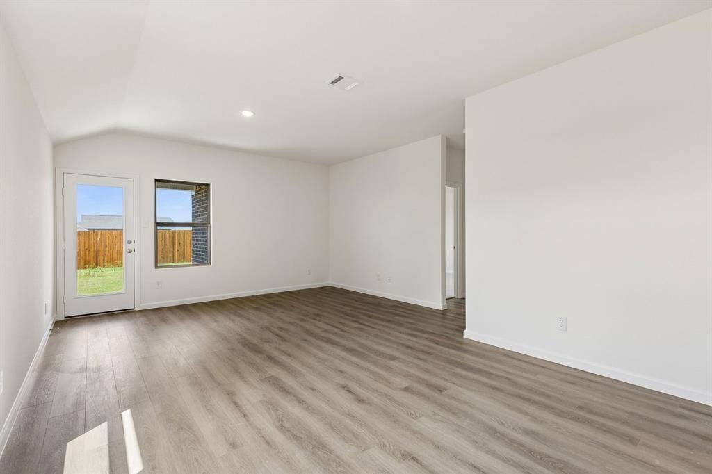 859 Hillcrest Boulevard, Princeton, TX 75407 Representative (8)