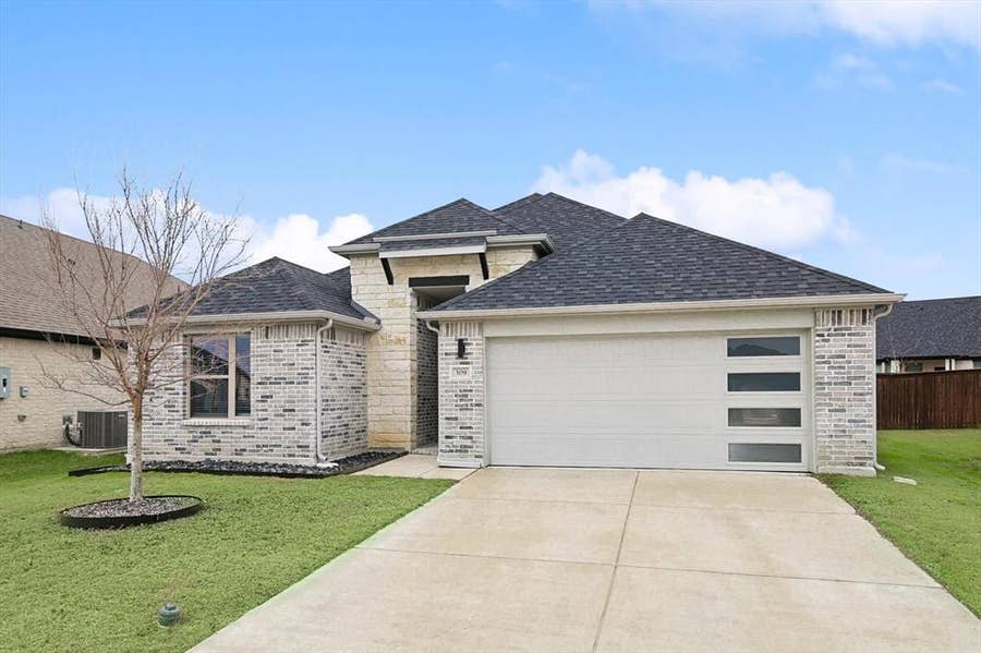 Property photo for 309 Ember Circle, Waxahachie, TX