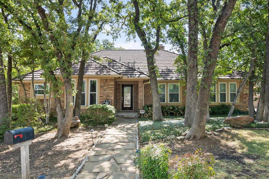 Property photo for 1919 Creek Wood Drive, Arlington, TX