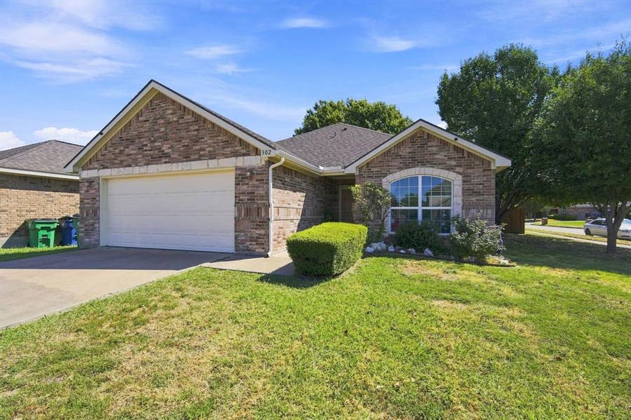 Property photo for 302 Creekside Way, Waxahachie, TX