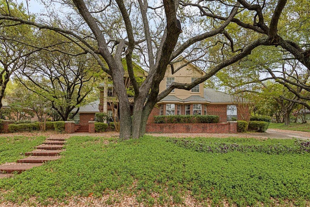 2 Eastshore Road, Heath, TX 75032 Brick facade with decorative banding and bay window