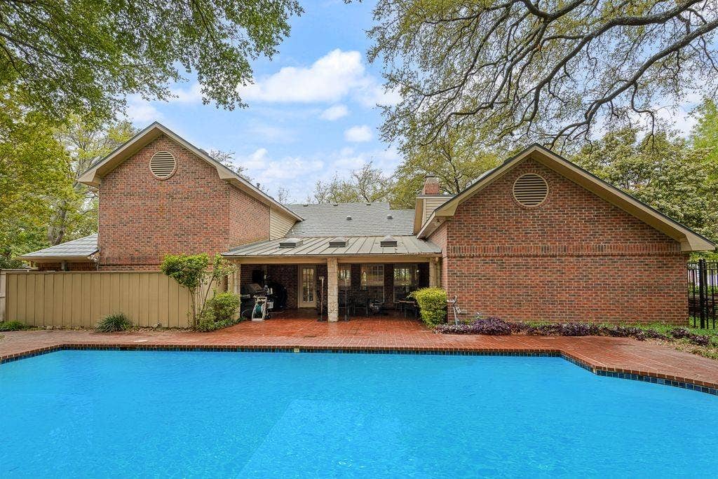 2 Eastshore Road, Heath, TX 75032 Expansive swimming pool with brick coping