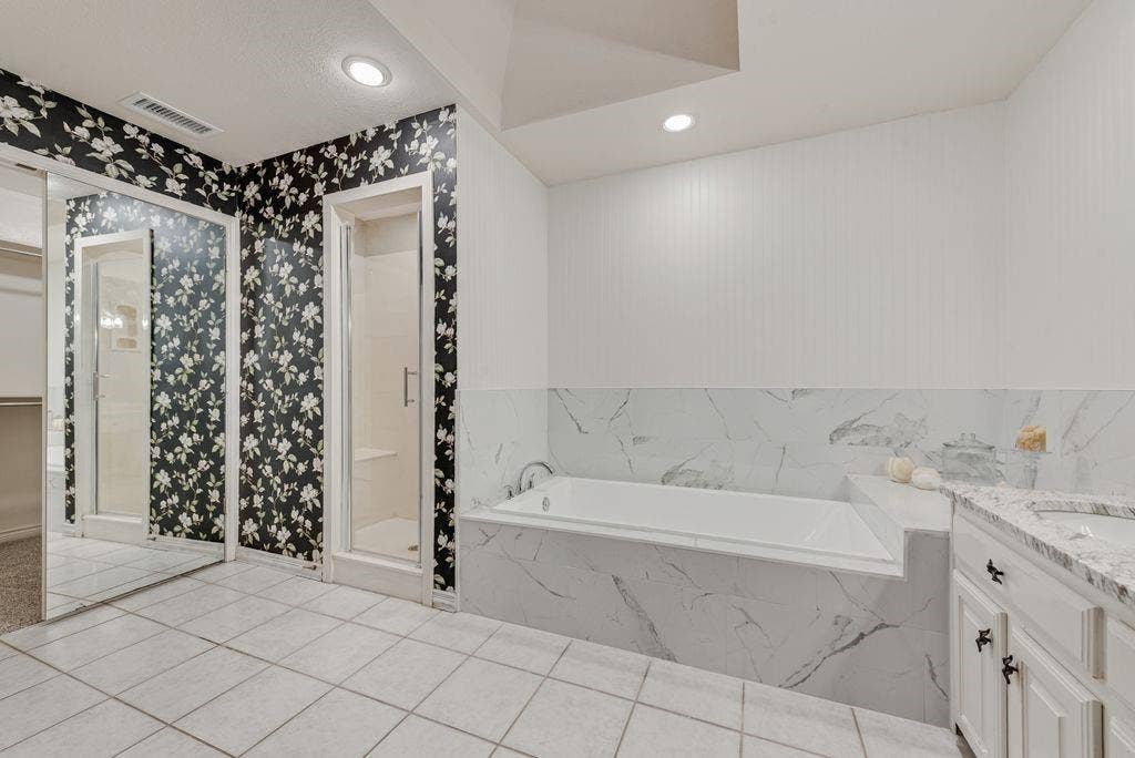 2 Eastshore Road, Heath, TX 75032 Soaking tub with marble-look tile surround