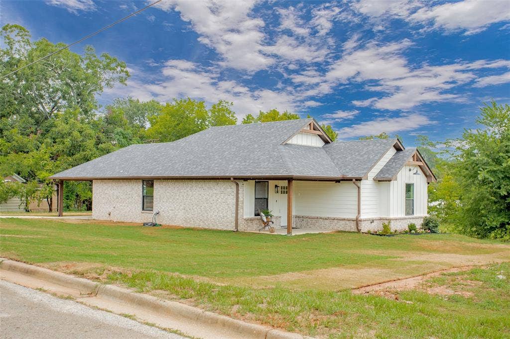 113 W Magnolia, Troup, TX 75789 113 W Magnolia, Troup, TX 75789