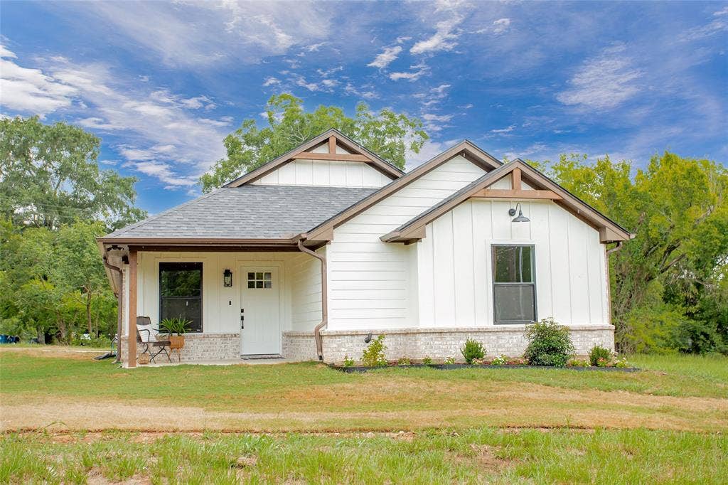 113 W Magnolia, Troup, TX 75789 113 W Magnolia, Troup, TX 75789
