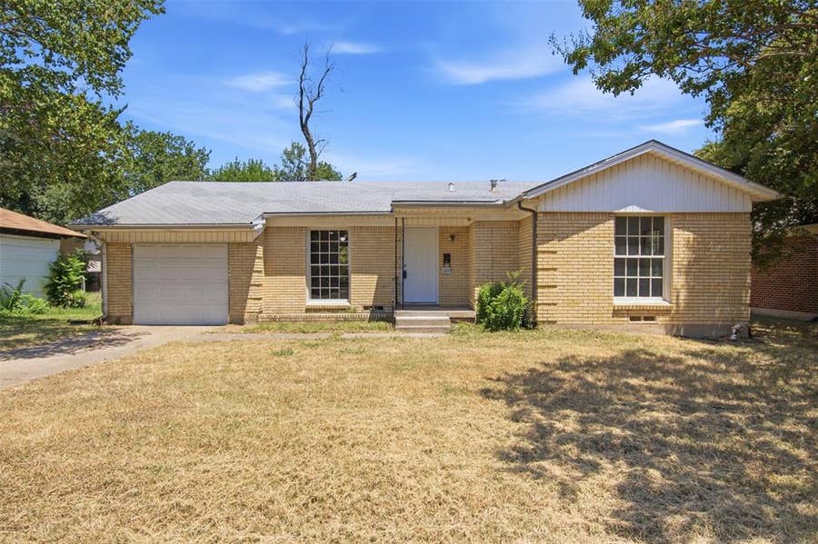 Property photo for 1219 Daisy Lane, Irving, TX