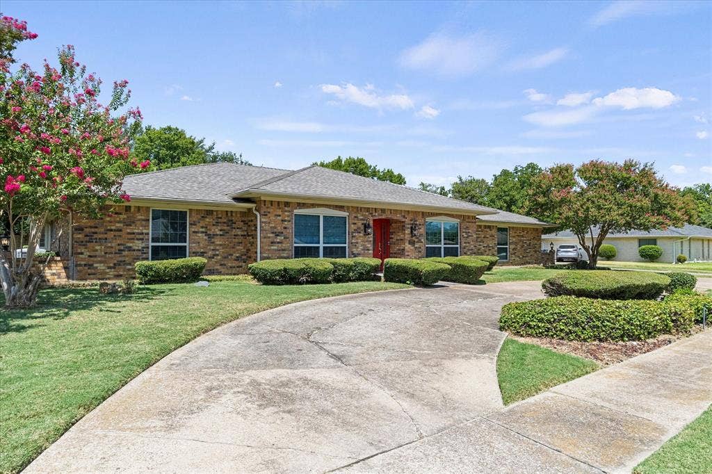 4001 Keele Drive, Garland, TX 75041 Drive up to this lovely ranch-style home featuring beautiful curb appeal, a welcoming circular driveway, and meticulously maintained landscaping.