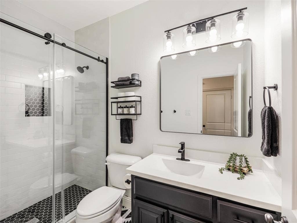 3727 Wagon Wheel Way, Celina, TX 75009 Guest bathroom (downstairs)