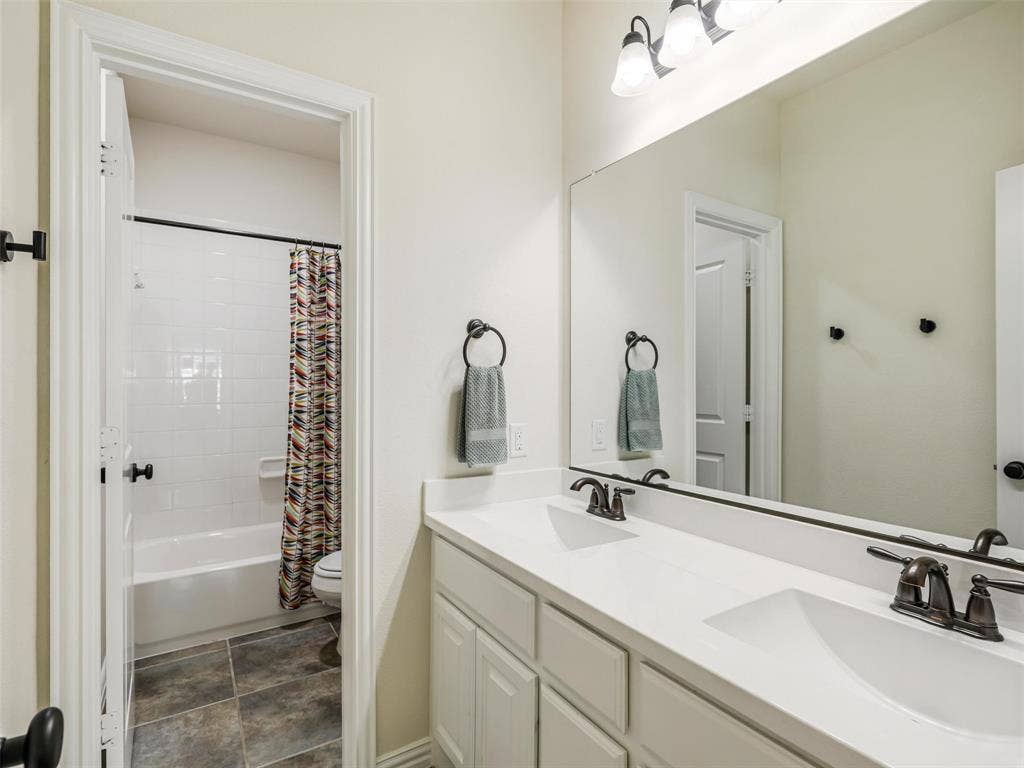 3727 Wagon Wheel Way, Celina, TX 75009 Full bath (upstairs) shared by 3rd & 4th bedrooms