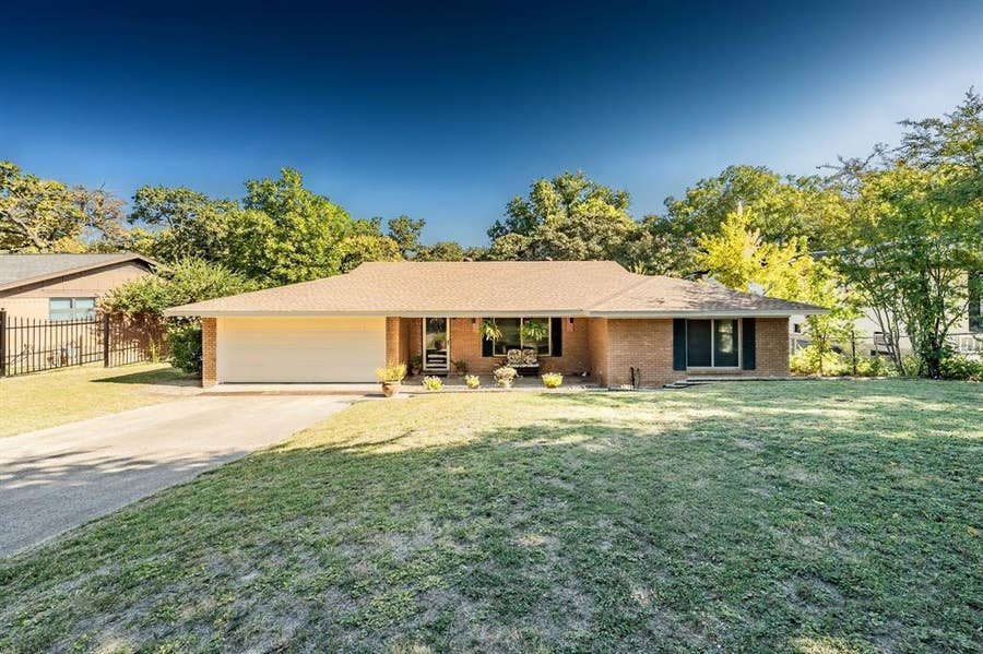 Property photo for 300 Shoreline Drive, Azle, TX