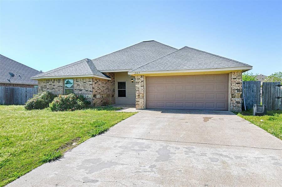 Property photo for 307 W Alene Drive, Mabank, TX