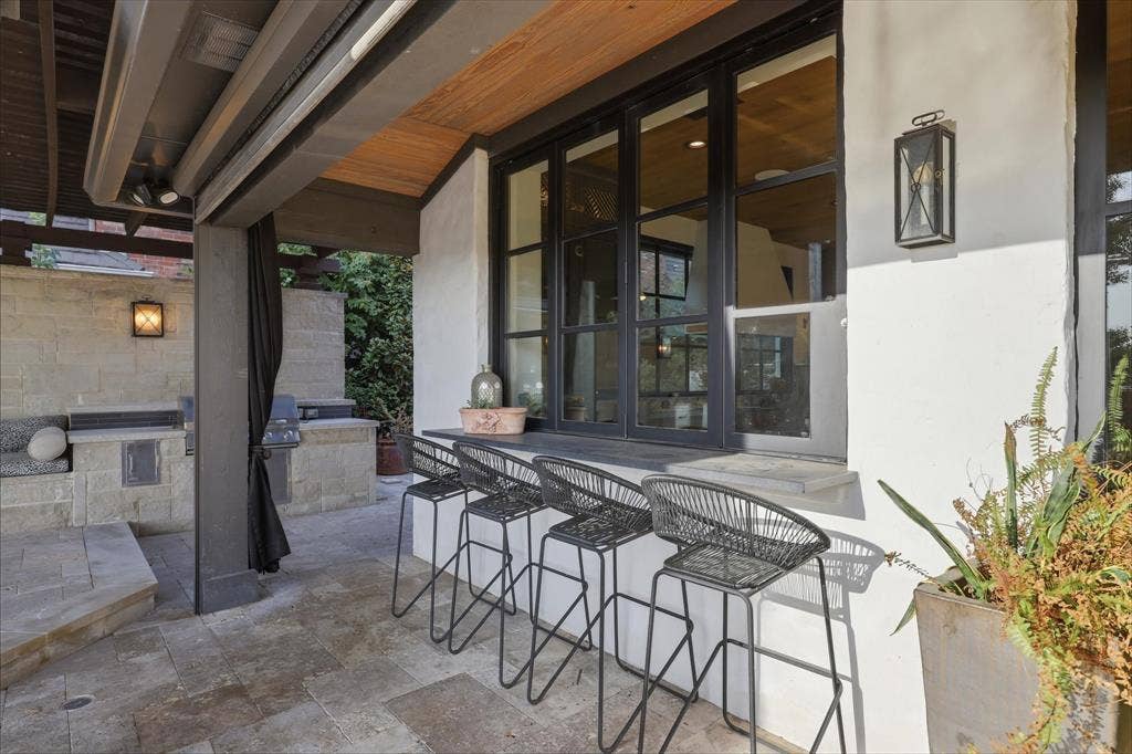 5 SAVANNAH Circle, Frisco, TX 75034 Convenient outdoor bar seating connects directly to the covered entertaining area and interior living spaces.