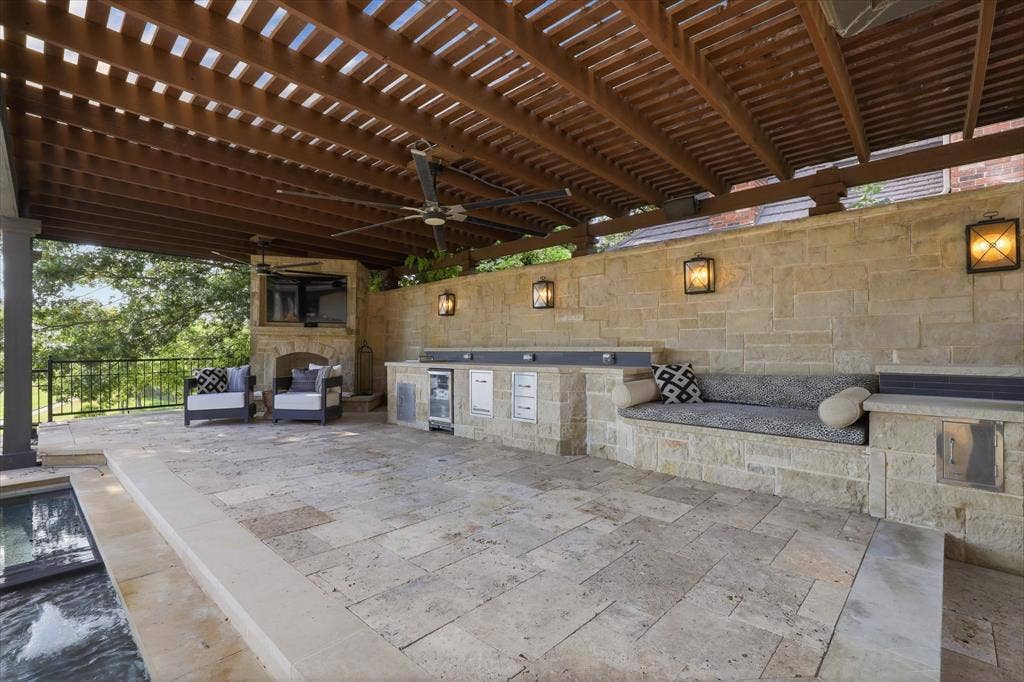 5 SAVANNAH Circle, Frisco, TX 75034 Expansive covered outdoor living with built-in kitchen, generous entertaining space and pergola-style ceiling.