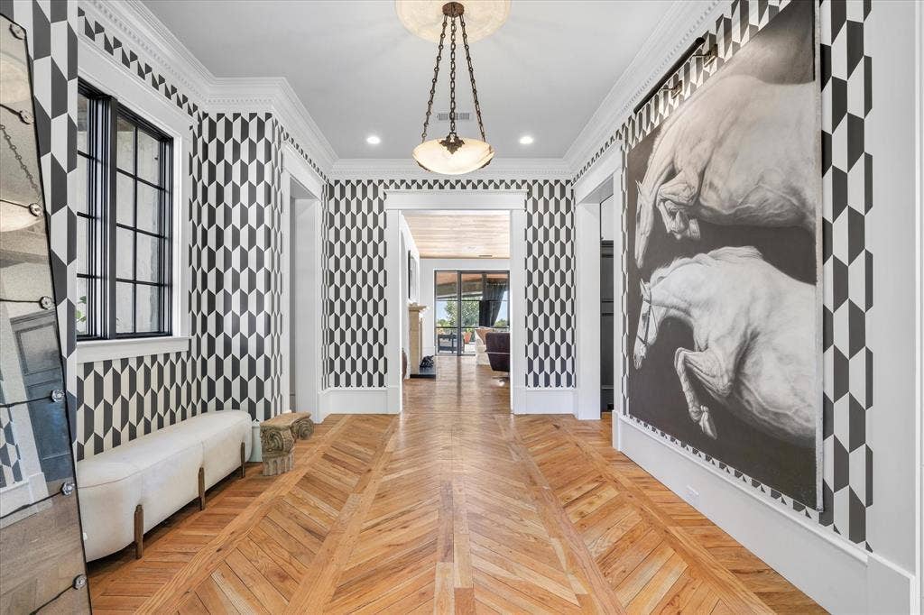 5 SAVANNAH Circle, Frisco, TX 75034 A memorable first impression with herringbone wood floors, graphic wall treatment and dramatic custom details.