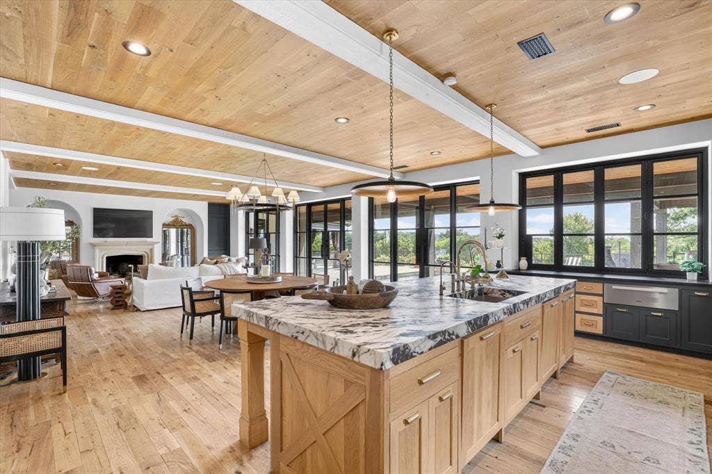 5 SAVANNAH Circle, Frisco, TX 75034 Designed to be as beautiful as it is functional, the kitchen opens directly to the home’s expansive living and dining spaces.