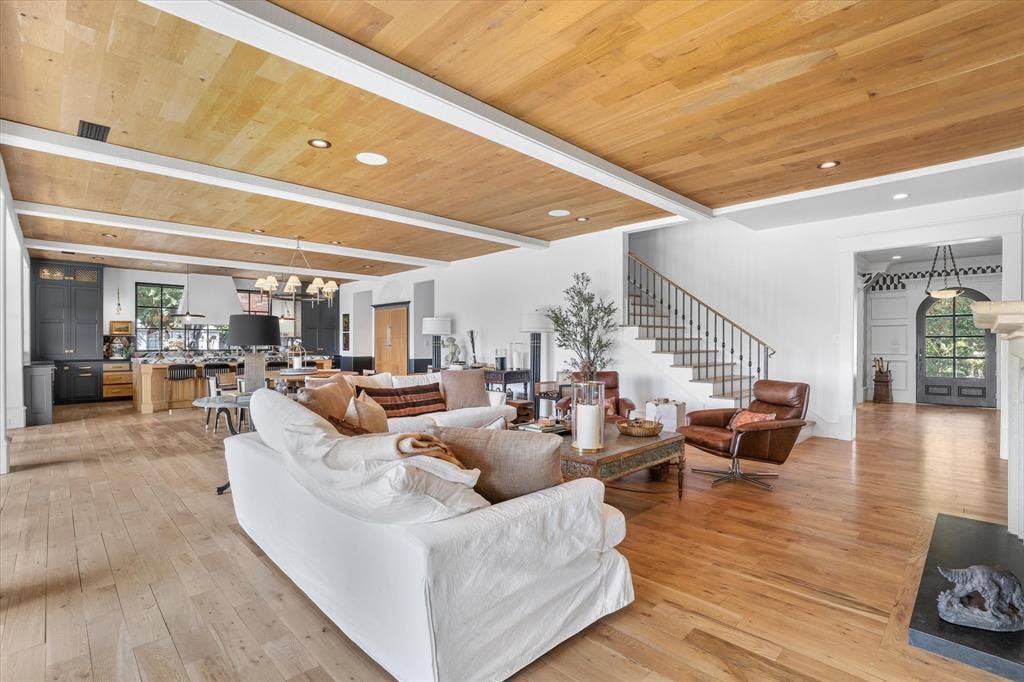 5 SAVANNAH Circle, Frisco, TX 75034 Open, light-filled living spaces designed for both effortless entertaining and comfortable everyday living.
