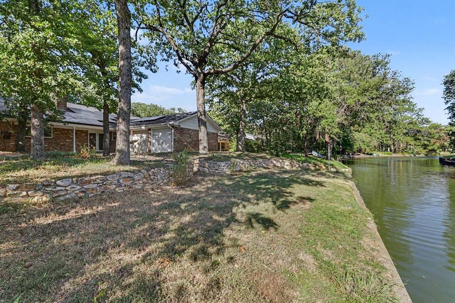 Property photo for 2408 Winewood Lane, Arlington, TX