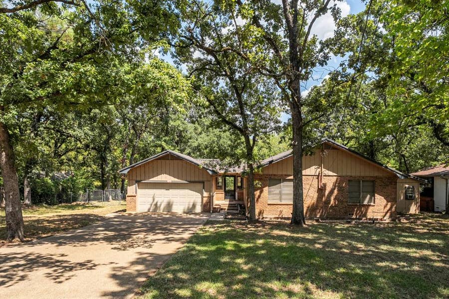Property photo for 2105 Lakeview Drive, Mabank, TX