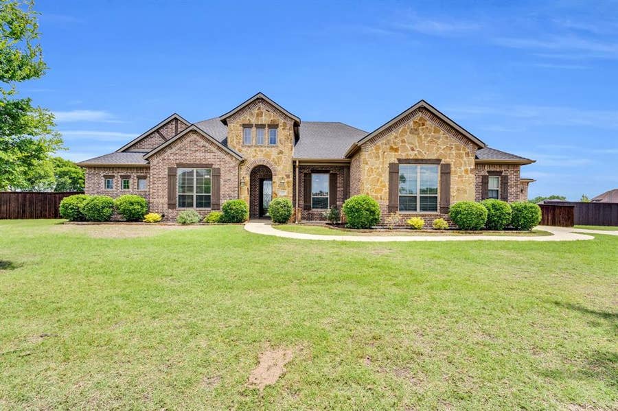 Property photo for 102 Willowbrook Drive, Waxahachie, TX
