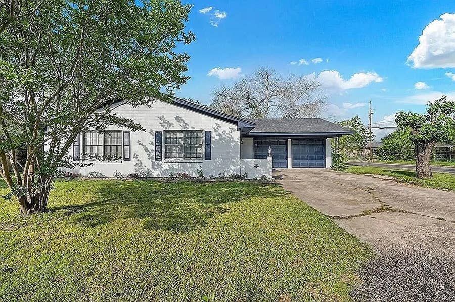 Property photo for 300 S Joyce Street, Lacy Lakeview, TX
