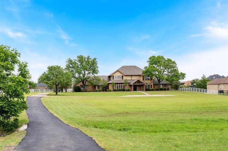 Property photo for 915 W Pleasant Run Road, DeSoto, TX